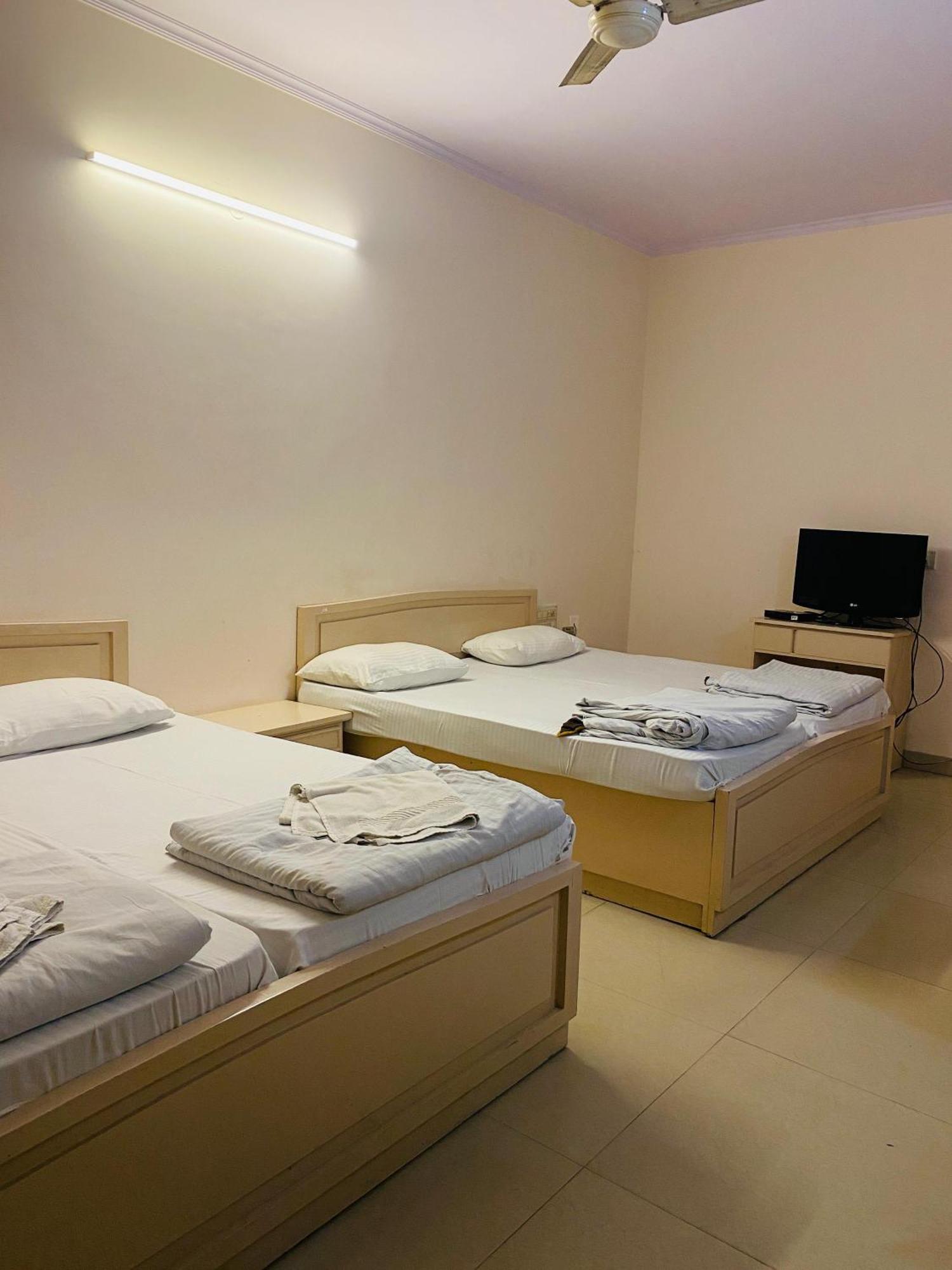 Hotel Mayur Deluxe Мератх Экстерьер фото