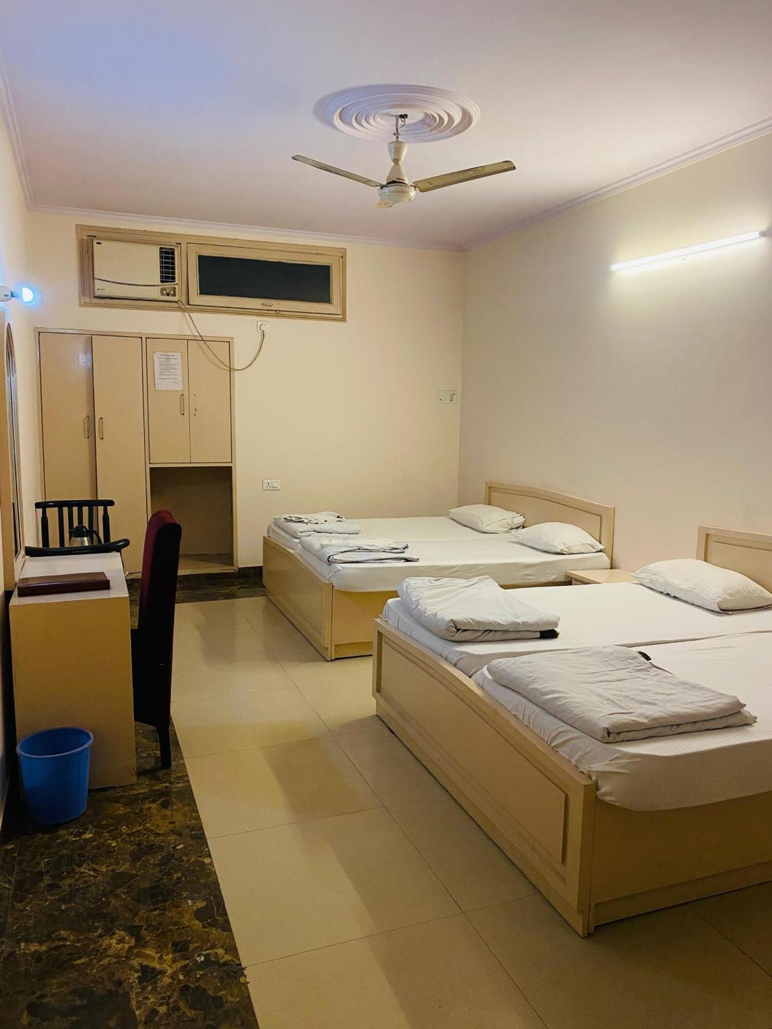 Hotel Mayur Deluxe Мератх Экстерьер фото