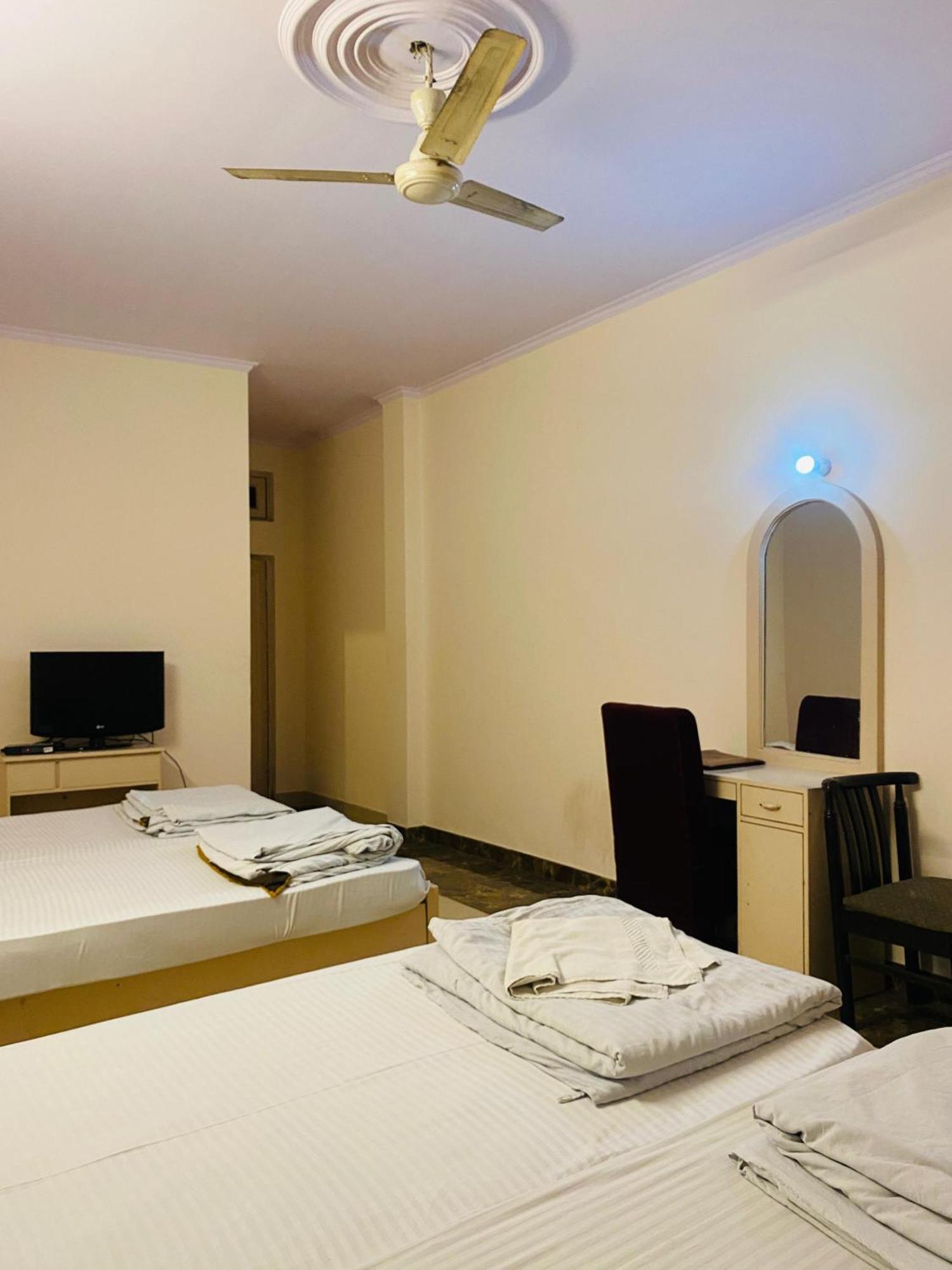 Hotel Mayur Deluxe Мератх Экстерьер фото